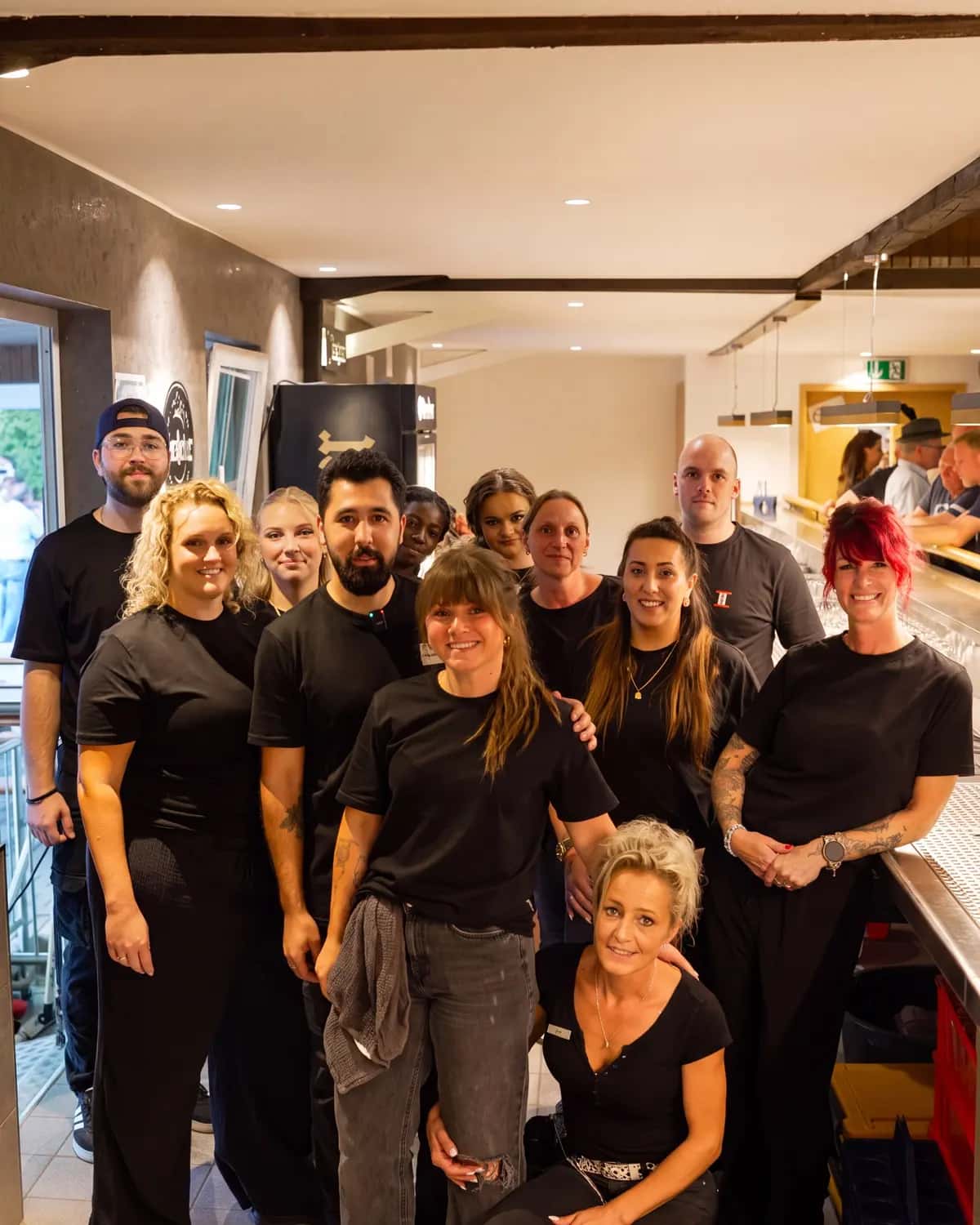 Die Mannschaft von Frankies Eventservice gemeinsam hinter der Theke
