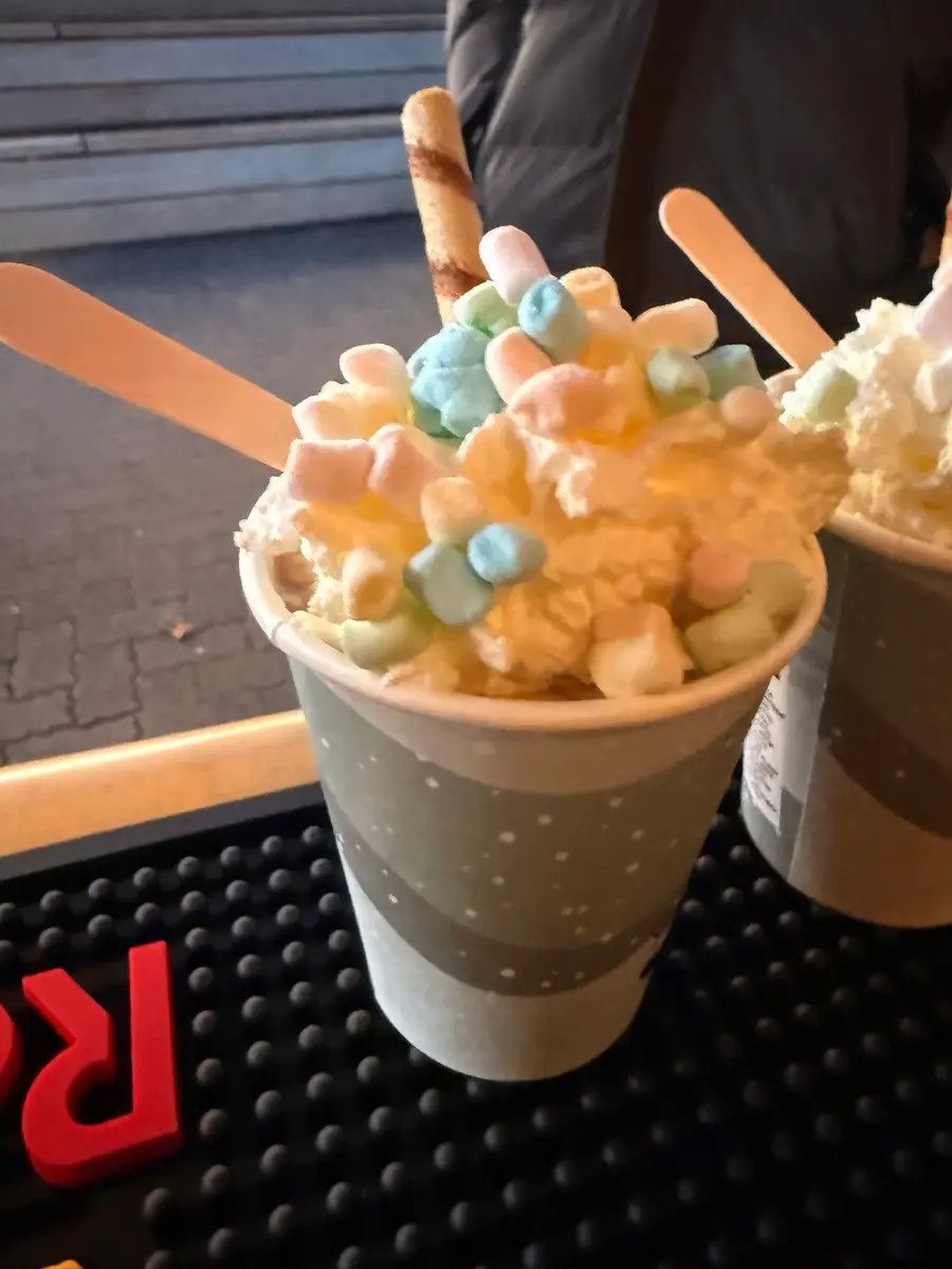Hot Chocolate im Winterbecher mit Sahne und bunten Mini-Marshmallows