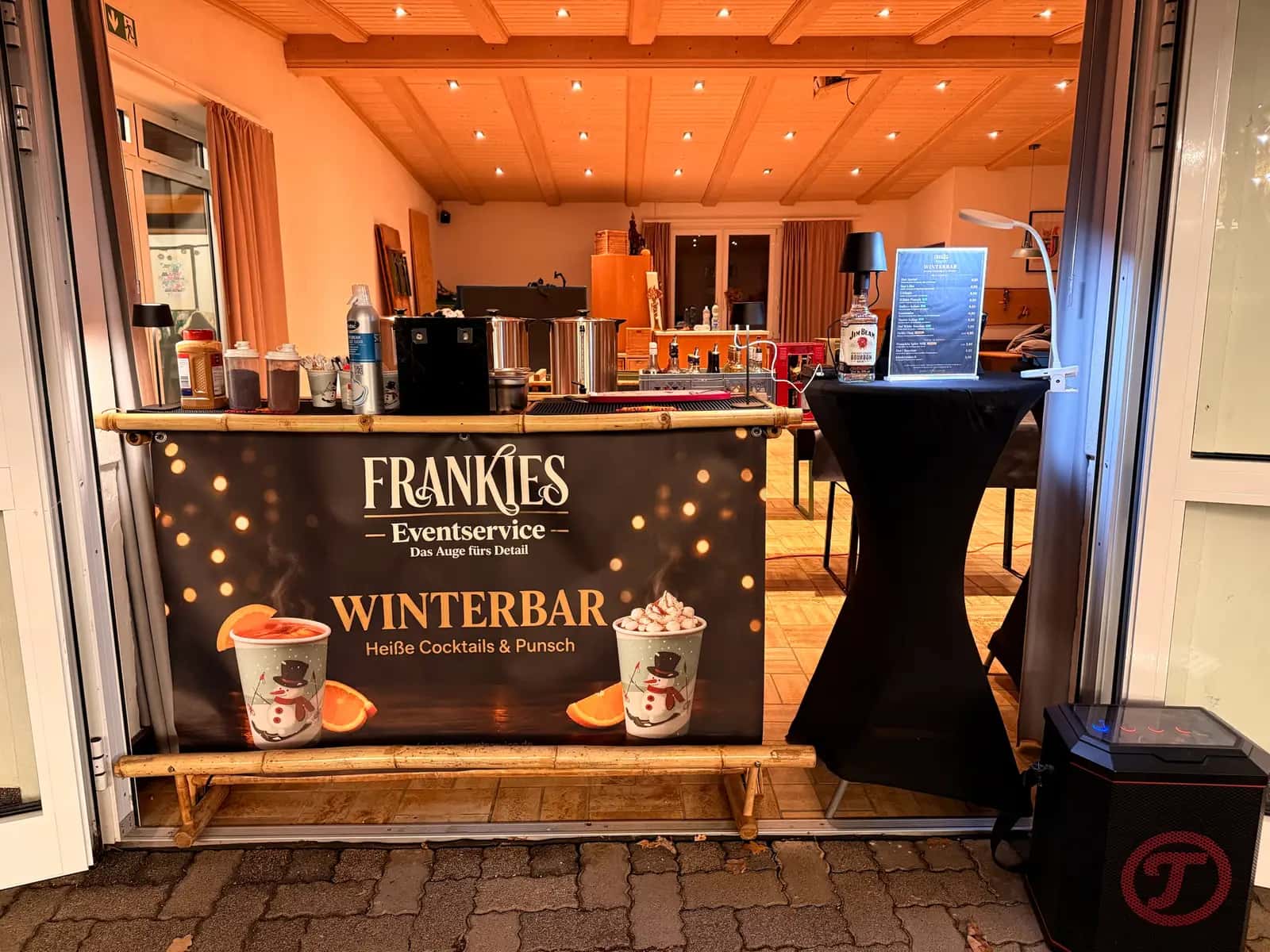 Die Winterbar von Frankies Eventservice: Bambustheke mit Winterbanner, Punschkesseln und Getränkekarte