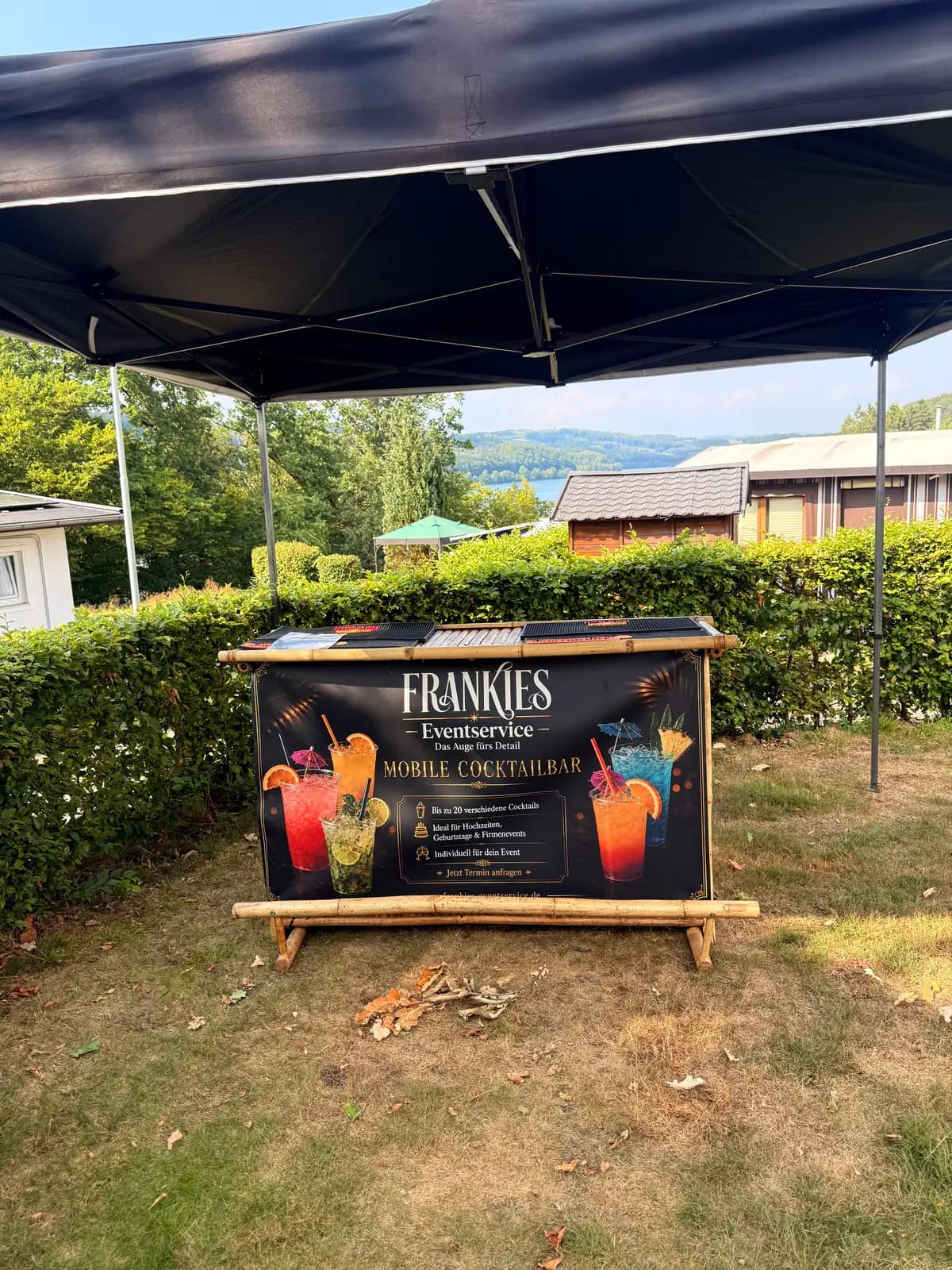 Frankies Eventservice – Mobile Cocktailbar mit Bambustheke, aufgebaut unter Pavillon bei einem Event im Sauerland